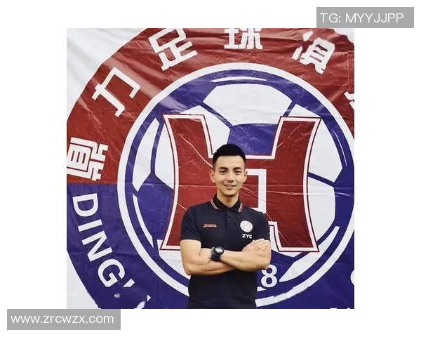 红色足球明星头像男生展现青春活力与运动激情的完美结合